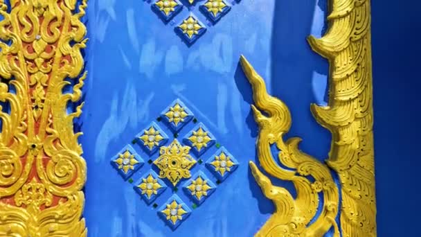 Sluiten Van Gouden Versiering Van Wat Rong Suea Ten Blue — Stockvideo