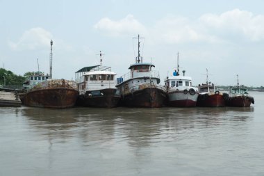 Bangladeş 'teki balıkçı tekneleri tersane platformları