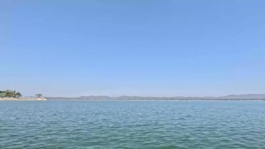 Mavi gökyüzü ve Kaptai Gölü manzarası Rangamati Chittagong