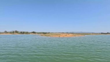 Rangamati 'deki Kaptai Gölü kıyısındaki bitki örtüsünü kapatın.