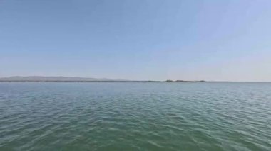 Kaptai Gölü 'ndeki Rangamati Chittagong Bangladeş' ten ufkun uzak görüntüsü.