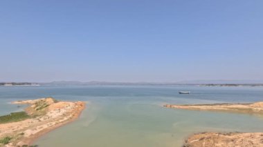 Rangamati Chittagong 'daki Kaptai gölünden geçen uzak bir tekne.