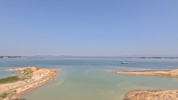 Een Verre Boot Die Door Het Kaptai Meer Vaart Rangamati — Stockvideo