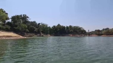 Kaptai Gölü Rangamati bölgesinde asılı köprü.