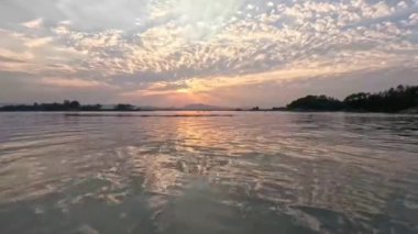 4k dramatik gökyüzü ve Kaptai gölü manzarası bulutları