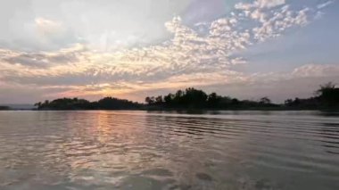 Kaptai Gölü 'nün altın gün batımı Tropikal sahil ufku