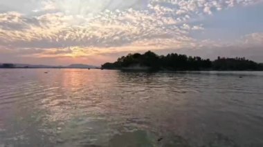 Altın güneşli Kaptai Rangamati kıyılarında güzel bir gün batımı.