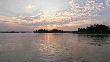 Kaptai Gölü 'nün manzarası. Uzak tropik ada Rangamati.