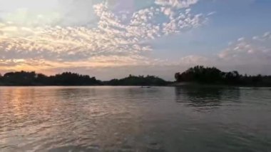 Tropik Kaptai Gölü Rangamati Gün batımı videosu 4K Güneş ufka dokunuyor
