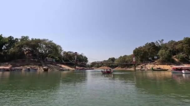 Rangamati Bölgesinde Kaptai Gölü Asılı Köprü — Stok video