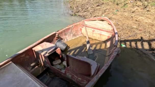 Roestige Boot Gestrand Aan Wal Kaptai Meer Rangamati — Stockvideo
