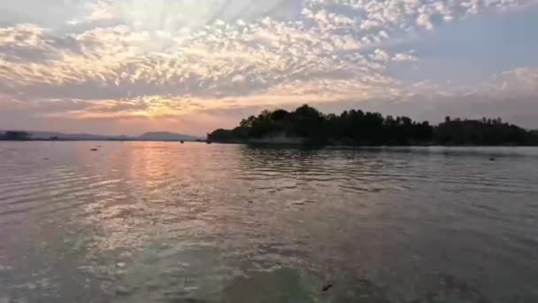 Prachtige Zonsondergang Aan Kust Van Kaptai Rangamati Met Gouden Zon — Stockvideo