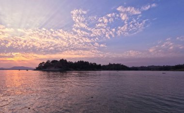 Renkli dramatik gökyüzü ve Kaptai Gölü Chittagong 'da gün batımı manzarası