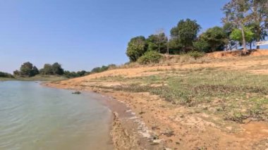 Kaptai gölü kıyıya vuruyor.
