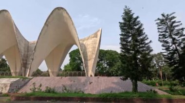 Shahbag Dhaka Üniversitesi 'nin 60 fps bölgesindeki üç liderin anıt mezarı.