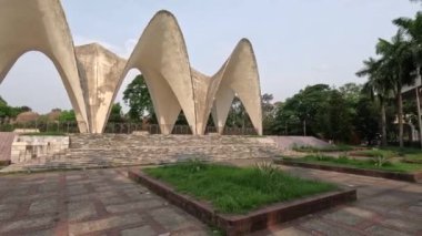 Shahbag Dhaka Üniversitesi 'nin 60 fps bölgesindeki üç liderin anıt mezarı.
