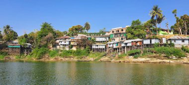 Kaptai Gölü Rangamati Bangladeş 'te alüvyon üzerine inşa edilmiş kır evleri.