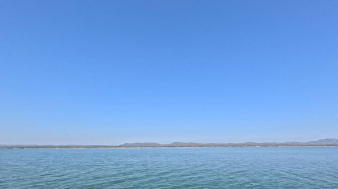 Kaptai Gölü Rangamati gökyüzü ve ufuk.