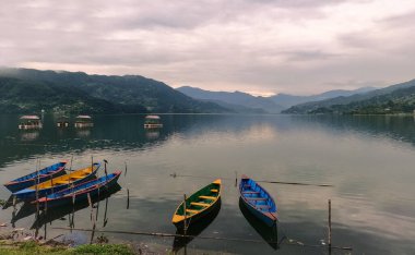 Pokhara Nepal 'deki Phewa gölünün taşıma biçimi