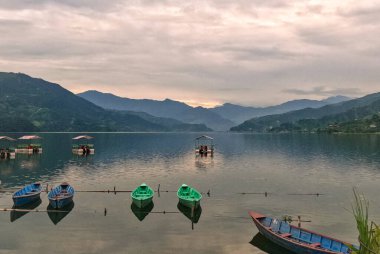 Himalayalar 'ın sıradağları Pokhara Vadisi' ndeki Phewa Gölü 'nden görülebiliyor.