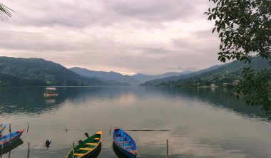 Pokhara vadisinde Fewa Gölü sıradağları