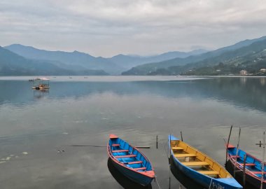 Pokhara Nepal 'deki Himalaya kuşağının uzak sıradağları