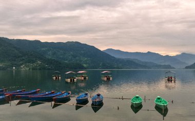 Pokhara Vadisi 'ndeki Phewa Tal tatlı su gölündeki kanolar