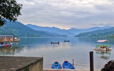 Pokhara Vadisi 'ndeki Phewa Gölü' nün turizmi