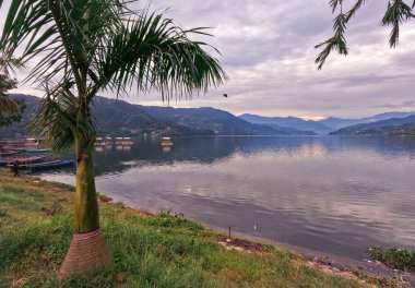 Alacakaranlıkta Pokhara Vadisi 'nden Fewa Gölü Lakeside