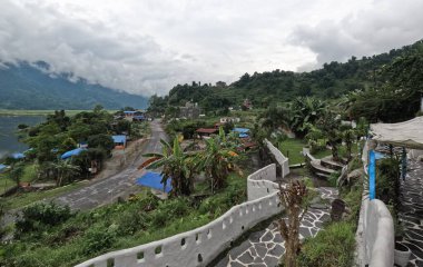 Pokhara göl kenarındaki estetik bir kafeden Phewa Gölü manzarası