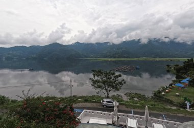 Pokhara göl kenarındaki estetik bir kafeden Phewa Gölü manzarası