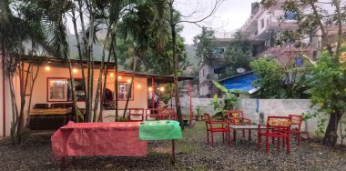 Pokhara 'daki Phewa Gölü boyunca açık hava restoranları.