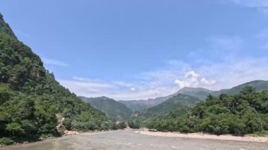 Nepal 60 FPS 'de Trishuli Nehri kolunun 4K kısa videosu