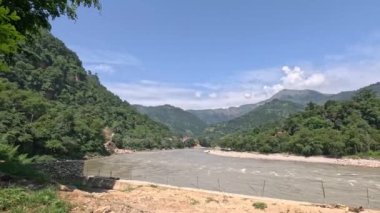 Nepal 'deki Trishuli Nehri kolunun 60 FPS kısa videosu