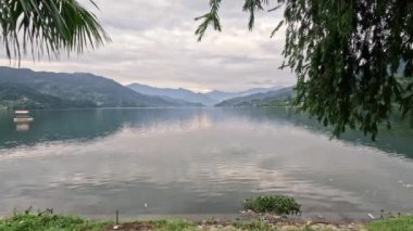 Pokhara 'daki Phewa Gölü' nün Lakeside 'ından ufuk manzarası