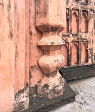 Dhaka 'daki Babür tarzı camiinin sekizgen taretlerini veya yapısal elementlerini kapat