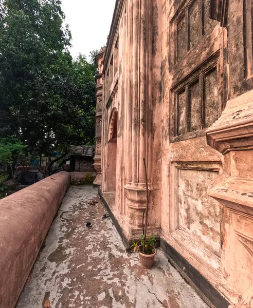 Dhaka 'daki Babür tarzı Shahbaz Khan Camii' nin baldırlı kemerleri.