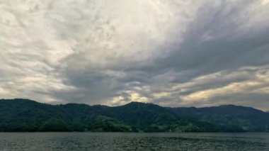 Fırtınadan önce Pokhara Phewa Gölü