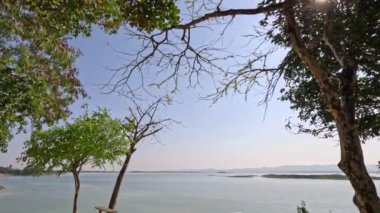 Kaptai Gölü kıyısı boyunca Flora Gölü
