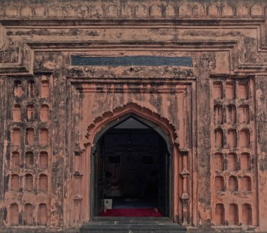 Hazrat Hacı Khwaja Shahbaz Jame Camii 'nin ön cephesine giriş.