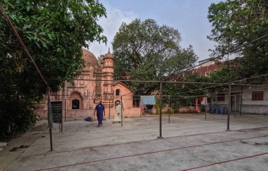 Khawja Şahbaz Camii M.S. 1679 yılında Hazrat Hacı Khwaja Şahbaz tarafından inşa edilmiştir.