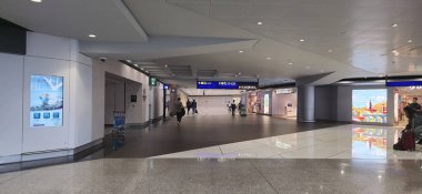 Hong Kong Uluslararası Havalimanı 'nın içinde 2 Nisan 2025' te Chek Kap Kok, Hong Kong 'da yakalanan yolcu ve perakende mağazaları var.