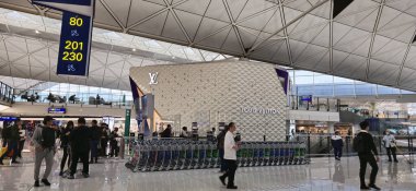 2 Nisan 2025 'te Hong Kong Uluslararası Havalimanı Salonu' nda Trolleyler ve Yolcularla Lüks Perakende Alanı 'nda yakalanan Chek Kap Kok, Hong Kong