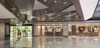 2 Nisan 2025 'te Hong Kong Uluslararası Havalimanı Terminali' ndeki lüks mağazalar Chek Kap Kok, Hong Kong 'da yakalandı.