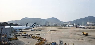 2 Nisan 2025 'te Hong Kong Uluslararası Havalimanı' nın Uçak Önlüğü ve Mountain Chek Kap Kok, Hong Kong 'da yakalanan panoramik görüntüsü
