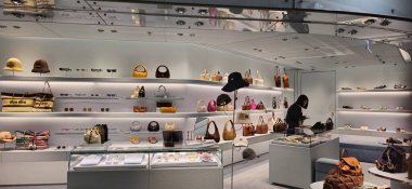 2 Nisan 2025 'te Hong Kong Uluslararası Havalimanı' nda üst düzey lüks butik görüntüsü.