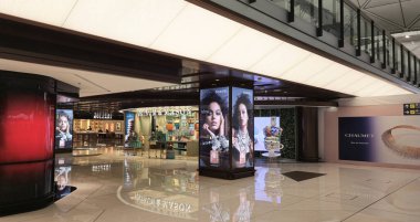 2 Nisan 2025 'te Hong Kong Uluslararası Havalimanı Chek Lap Kok, Hong Kong' da yakalanan Premium mağazaları ve göz alıcı reklam sergileriyle lüks perakende satış bölgesi.