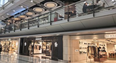 2 Nisan 2025 'te cam denge, tavan modülleri ve entegre perakende satış alanları ile ticaret salonu Chek Lap Kok, Hong Kong' da yakalandı.