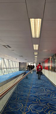 2 Nisan 2025 'te Hong Kong Intl Havaalanı' nın giriş kapısına doğru, Chek Kap Kok, Hong Kong 'da ele geçirildi.