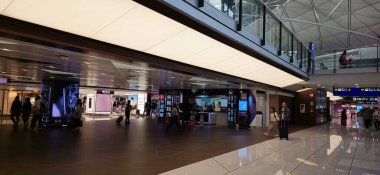 Pürüzsüz iç tasarımı olan havaalanı gümrüksüz mağazaları, Chek Kap Kok, Hong Kong, 2 Nisan 2025 'te yakalandı.